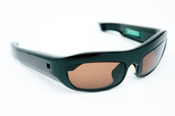 英特尔亮相巴黎时装周 智能眼镜与皮带开启压力感知新时尚